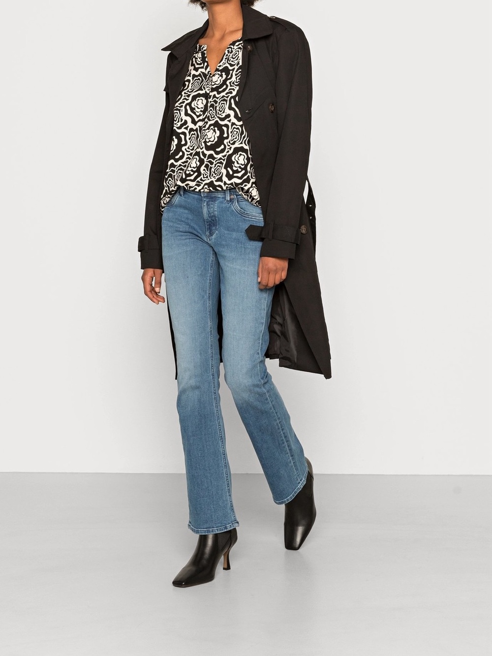 Soyaconcept SC-Elke 2 Blouse Black Comb Long Sleeve V Neck Abstract Rose Print
